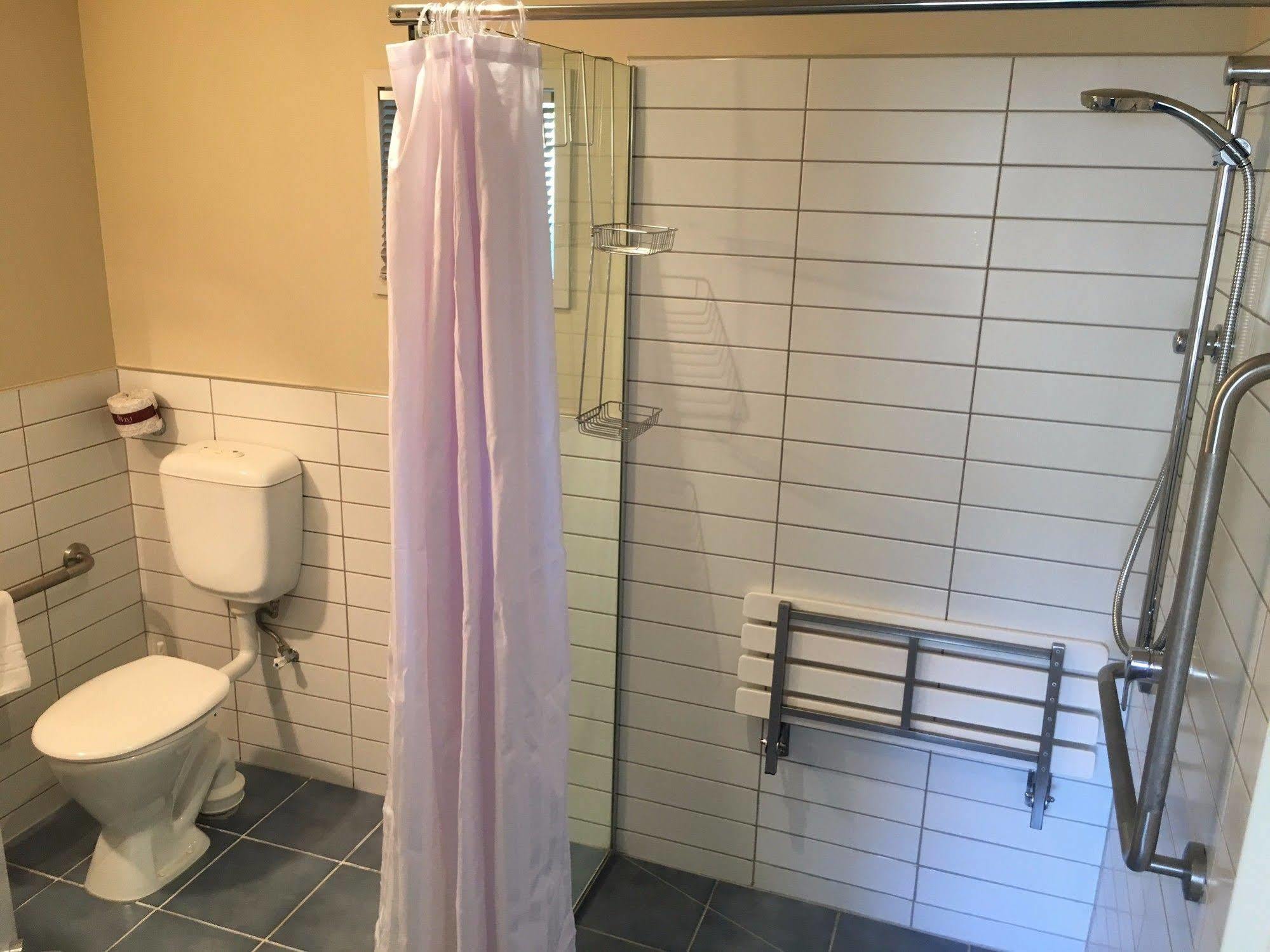 Beaches נלסון מראה חיצוני תמונה A shower curtain